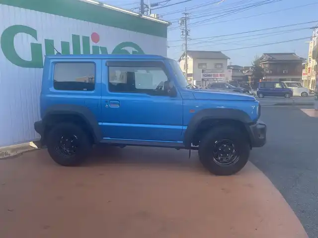 スズキ ジムニー シエラ JL 三重県 2022(令4)年 2.5万km ブリスクブルーM ストラーダメモリナビ/　＊Bluetooth/CD/DVD/フルセグテレビ/バックカメラ/フロントフォグランプ/ブラック電動オート格納ドアミラー/背面タイヤ/195/80R15タイヤ/　＊15インチスチールホイル/SRSエアバック（運転席/助手席/サイド/カーテン）/オートエアコン/プライバシーガラス/バニティーミラー（運転席）/シートヒーター（運転席/助手席）/キーレス/プッシュスタートシステム