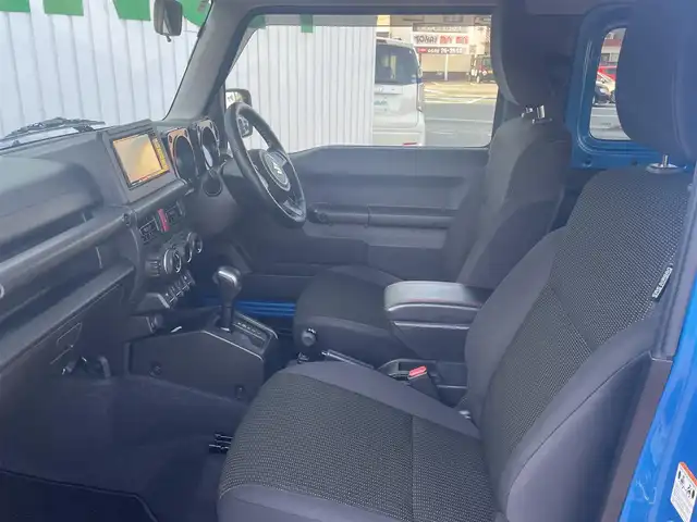 スズキ ジムニー シエラ JL 三重県 2022(令4)年 2.5万km ブリスクブルーM ストラーダメモリナビ/　＊Bluetooth/CD/DVD/フルセグテレビ/バックカメラ/フロントフォグランプ/ブラック電動オート格納ドアミラー/背面タイヤ/195/80R15タイヤ/　＊15インチスチールホイル/SRSエアバック（運転席/助手席/サイド/カーテン）/オートエアコン/プライバシーガラス/バニティーミラー（運転席）/シートヒーター（運転席/助手席）/キーレス/プッシュスタートシステム