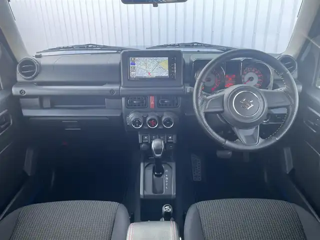 スズキ ジムニー シエラ JL 三重県 2022(令4)年 2.5万km ブリスクブルーM ストラーダメモリナビ/　＊Bluetooth/CD/DVD/フルセグテレビ/バックカメラ/フロントフォグランプ/ブラック電動オート格納ドアミラー/背面タイヤ/195/80R15タイヤ/　＊15インチスチールホイル/SRSエアバック（運転席/助手席/サイド/カーテン）/オートエアコン/プライバシーガラス/バニティーミラー（運転席）/シートヒーター（運転席/助手席）/キーレス/プッシュスタートシステム