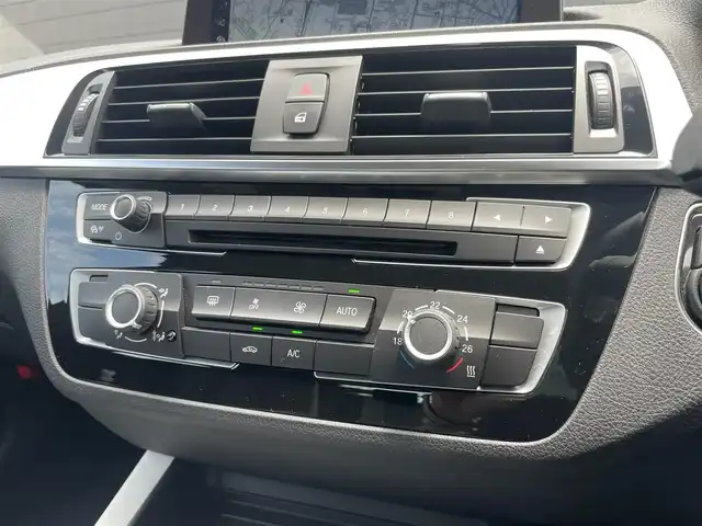 ＢＭＷ １１８ｄ スタイル 静岡県 2018(平30)年 1.9万km ミネラルホワイト ドライビング・アシスト/・車線逸脱警告システム/・前車接近警告機能/・衝突回避・被害軽減ブレーキ/純正HDDナビ/・Bluetooth/USB/AM/FM/CD/DVD/パーキング・アシスト/バックカメラ/ルームミラー一体型ETC/クルーズコントロール/純正LEDヘッドライト/純正16インチAW/クローム仕上げキドニーグリル