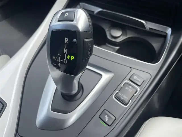 ＢＭＷ １１８ｄ スタイル 静岡県 2018(平30)年 1.9万km ミネラルホワイト ドライビング・アシスト/・車線逸脱警告システム/・前車接近警告機能/・衝突回避・被害軽減ブレーキ/純正HDDナビ/・Bluetooth/USB/AM/FM/CD/DVD/パーキング・アシスト/バックカメラ/ルームミラー一体型ETC/クルーズコントロール/純正LEDヘッドライト/純正16インチAW/クローム仕上げキドニーグリル