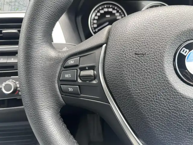 ＢＭＷ １１８ｄ スタイル 静岡県 2018(平30)年 1.9万km ミネラルホワイト ドライビング・アシスト/・車線逸脱警告システム/・前車接近警告機能/・衝突回避・被害軽減ブレーキ/純正HDDナビ/・Bluetooth/USB/AM/FM/CD/DVD/パーキング・アシスト/バックカメラ/ルームミラー一体型ETC/クルーズコントロール/純正LEDヘッドライト/純正16インチAW/クローム仕上げキドニーグリル