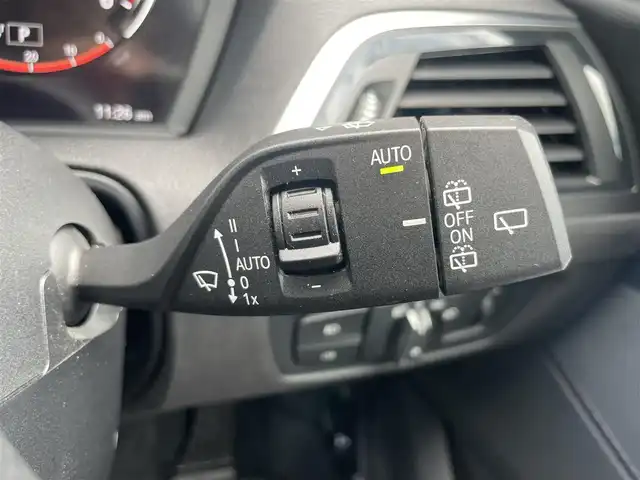 ＢＭＷ １１８ｄ スタイル 静岡県 2018(平30)年 1.9万km ミネラルホワイト ドライビング・アシスト/・車線逸脱警告システム/・前車接近警告機能/・衝突回避・被害軽減ブレーキ/純正HDDナビ/・Bluetooth/USB/AM/FM/CD/DVD/パーキング・アシスト/バックカメラ/ルームミラー一体型ETC/クルーズコントロール/純正LEDヘッドライト/純正16インチAW/クローム仕上げキドニーグリル