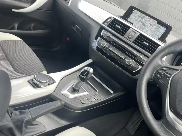 ＢＭＷ １１８ｄ スタイル 静岡県 2018(平30)年 1.9万km ミネラルホワイト ドライビング・アシスト/・車線逸脱警告システム/・前車接近警告機能/・衝突回避・被害軽減ブレーキ/純正HDDナビ/・Bluetooth/USB/AM/FM/CD/DVD/パーキング・アシスト/バックカメラ/ルームミラー一体型ETC/クルーズコントロール/純正LEDヘッドライト/純正16インチAW/クローム仕上げキドニーグリル