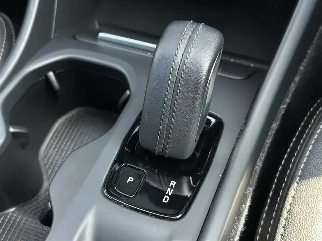 ボルボ ＸＣ４０ T4 茨城県 2020(令2)年 5.6万km アイスホワイト インテリセーフ　/ＡＣＣ　/ＬＫＡ　/ＢＬＩＳ　/３６０度カメラ　/半革　/シートヒーター　/パワーシート　/パワーテールゲート　/ナビ　/１２セグ　/ＢＴ　/ＣａｒＰｌａｙ　/ＵＳＢ　/ＬＥＤ　/オートハイビーム　/ＥＴＣ/ルーフレール　/禁煙車