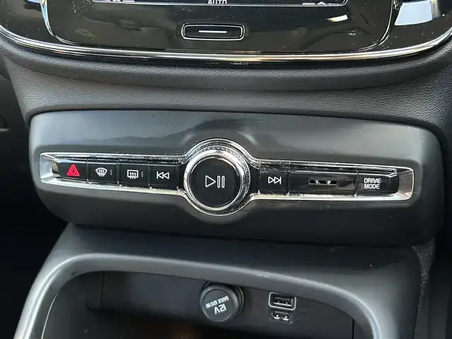 ボルボ ＸＣ４０ T4 茨城県 2020(令2)年 5.6万km アイスホワイト インテリセーフ　/ＡＣＣ　/ＬＫＡ　/ＢＬＩＳ　/３６０度カメラ　/半革　/シートヒーター　/パワーシート　/パワーテールゲート　/ナビ　/１２セグ　/ＢＴ　/ＣａｒＰｌａｙ　/ＵＳＢ　/ＬＥＤ　/オートハイビーム　/ＥＴＣ/ルーフレール　/禁煙車