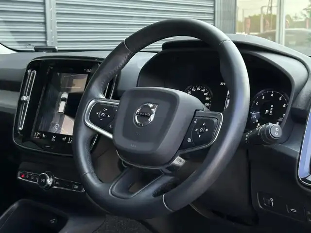 ボルボ ＸＣ４０ T4 茨城県 2020(令2)年 5.6万km アイスホワイト インテリセーフ　/ＡＣＣ　/ＬＫＡ　/ＢＬＩＳ　/３６０度カメラ　/半革　/シートヒーター　/パワーシート　/パワーテールゲート　/ナビ　/１２セグ　/ＢＴ　/ＣａｒＰｌａｙ　/ＵＳＢ　/ＬＥＤ　/オートハイビーム　/ＥＴＣ/ルーフレール　/禁煙車