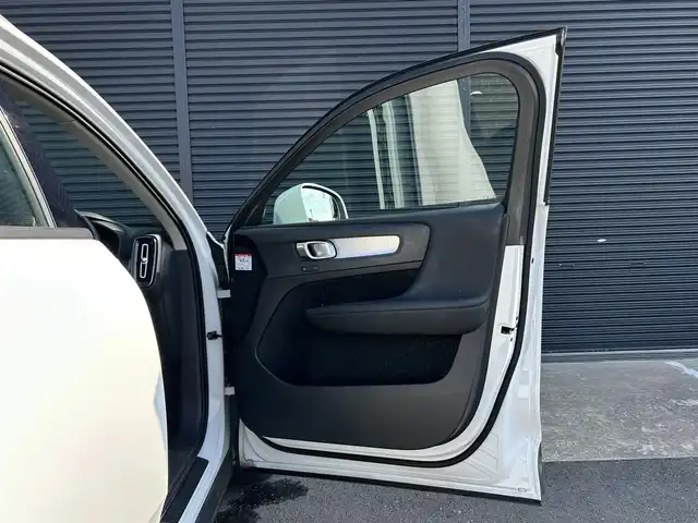 ボルボ ＸＣ４０ T4 茨城県 2020(令2)年 5.6万km アイスホワイト インテリセーフ　/ＡＣＣ　/ＬＫＡ　/ＢＬＩＳ　/３６０度カメラ　/半革　/シートヒーター　/パワーシート　/パワーテールゲート　/ナビ　/１２セグ　/ＢＴ　/ＣａｒＰｌａｙ　/ＵＳＢ　/ＬＥＤ　/オートハイビーム　/ＥＴＣ/ルーフレール　/禁煙車