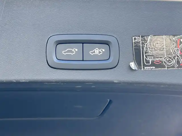 ボルボ ＸＣ４０ T4 茨城県 2020(令2)年 5.6万km アイスホワイト インテリセーフ　/ＡＣＣ　/ＬＫＡ　/ＢＬＩＳ　/３６０度カメラ　/半革　/シートヒーター　/パワーシート　/パワーテールゲート　/ナビ　/１２セグ　/ＢＴ　/ＣａｒＰｌａｙ　/ＵＳＢ　/ＬＥＤ　/オートハイビーム　/ＥＴＣ/ルーフレール　/禁煙車