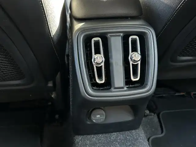 ボルボ ＸＣ４０ T4 茨城県 2020(令2)年 5.6万km アイスホワイト インテリセーフ　/ＡＣＣ　/ＬＫＡ　/ＢＬＩＳ　/３６０度カメラ　/半革　/シートヒーター　/パワーシート　/パワーテールゲート　/ナビ　/１２セグ　/ＢＴ　/ＣａｒＰｌａｙ　/ＵＳＢ　/ＬＥＤ　/オートハイビーム　/ＥＴＣ/ルーフレール　/禁煙車