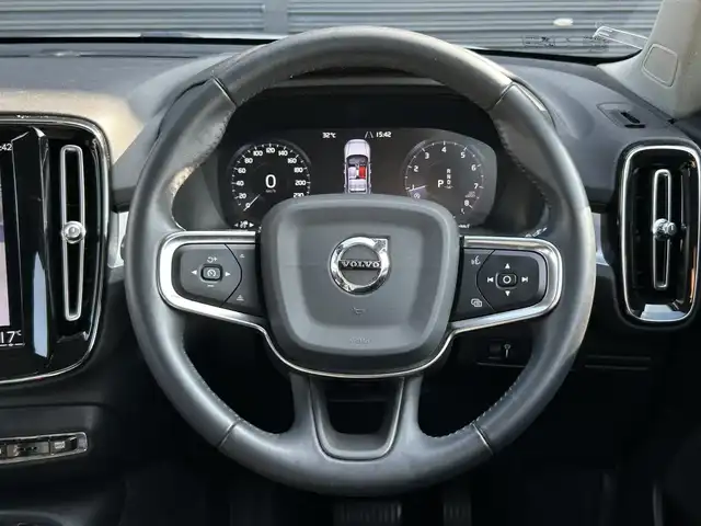 ボルボ ＸＣ４０ T4 茨城県 2020(令2)年 5.6万km アイスホワイト インテリセーフ　/ＡＣＣ　/ＬＫＡ　/ＢＬＩＳ　/３６０度カメラ　/半革　/シートヒーター　/パワーシート　/パワーテールゲート　/ナビ　/１２セグ　/ＢＴ　/ＣａｒＰｌａｙ　/ＵＳＢ　/ＬＥＤ　/オートハイビーム　/ＥＴＣ/ルーフレール　/禁煙車