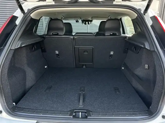 ボルボ ＸＣ４０ T4 茨城県 2020(令2)年 5.6万km アイスホワイト インテリセーフ　/ＡＣＣ　/ＬＫＡ　/ＢＬＩＳ　/３６０度カメラ　/半革　/シートヒーター　/パワーシート　/パワーテールゲート　/ナビ　/１２セグ　/ＢＴ　/ＣａｒＰｌａｙ　/ＵＳＢ　/ＬＥＤ　/オートハイビーム　/ＥＴＣ/ルーフレール　/禁煙車