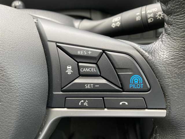 日産 セレナ e－パワー ハイウェイスター V 千葉県 2020(令2)年 2.4万km ブリリアントホワイトパール 純正10インチナビ/（フルセグTV/BT/CD/DVD/FM/AM）/全周囲カメラ/衝突被害軽減システム/車線逸脱警報/クルーズコントロール/両側パワースライドドア/横滑り防止装置/ETC/ドライブレコーダー/アイドリングストップ/LEDヘッドライト/フォグランプ/オートライト/ウィンカーミラー/電動格納ミラー/純正15インチAW/シートリフター/プッシュスタート/スマートキー/フロアマット/ドアバイザー/スペアキー/取扱説明書/保証書