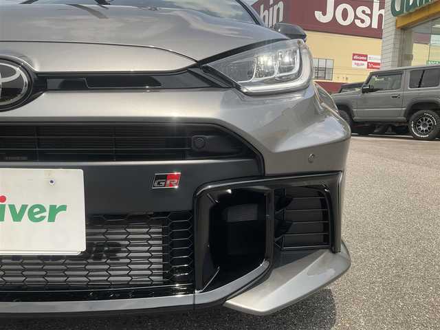 トヨタ ＧＲヤリス RZ ハイパフォーマンス 滋賀県 2024(令6)年 0.7万km ガンＭ 車検9年6月まで/検査時距離6116キロ/純正8インチディスプレイオーディオ/・Bluetooth・Apple CarPlay・バックモニター/JBLサウンドシステム/冷却スプレー機能付空冷インタークーラー/6MT/4WD/カーボン調ルーフ/ピアノブラックスポイラー/GRロゴ入りプレミアムスポーツシート/シートヒーター/ステアリングヒーター/225/40R18 BBS製10本スポークAW/GRロゴ入りレッドキャリパー/GRロゴ入りスポーツアナログメーター/4.2インチカラーマルチインフォメーションディスプレイ/スマートエントリー/スタートシステム/アルミペダル/取説/保証書/スペアキー/