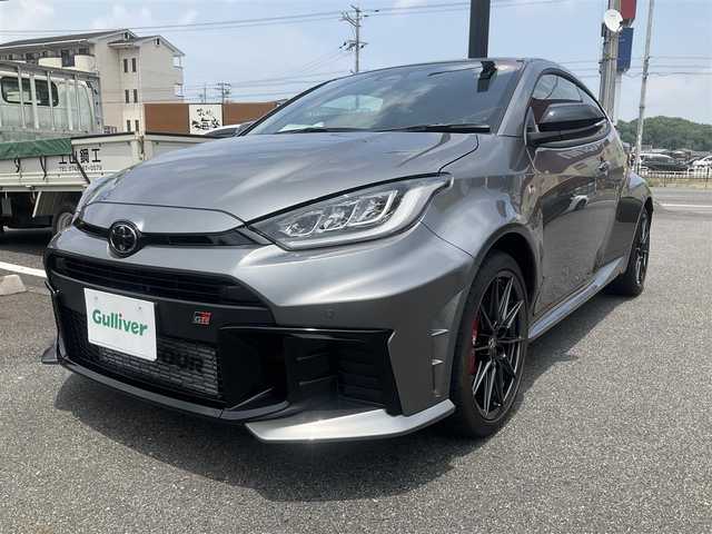 トヨタ ＧＲヤリス RZ ハイパフォーマンス 滋賀県 2024(令6)年 0.7万km ガンＭ 車検9年6月まで/検査時距離6116キロ/純正8インチディスプレイオーディオ/・Bluetooth・Apple CarPlay・バックモニター/JBLサウンドシステム/冷却スプレー機能付空冷インタークーラー/6MT/4WD/カーボン調ルーフ/ピアノブラックスポイラー/GRロゴ入りプレミアムスポーツシート/シートヒーター/ステアリングヒーター/225/40R18 BBS製10本スポークAW/GRロゴ入りレッドキャリパー/GRロゴ入りスポーツアナログメーター/4.2インチカラーマルチインフォメーションディスプレイ/スマートエントリー/スタートシステム/アルミペダル/取説/保証書/スペアキー/