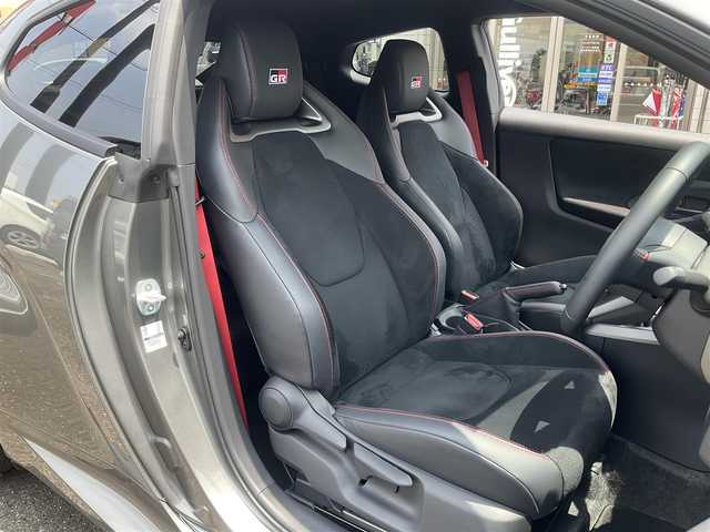トヨタ ＧＲヤリス RZ ハイパフォーマンス 滋賀県 2024(令6)年 0.7万km ガンＭ 車検9年6月まで/検査時距離6116キロ/純正8インチディスプレイオーディオ/・Bluetooth・Apple CarPlay・バックモニター/JBLサウンドシステム/冷却スプレー機能付空冷インタークーラー/6MT/4WD/カーボン調ルーフ/ピアノブラックスポイラー/GRロゴ入りプレミアムスポーツシート/シートヒーター/ステアリングヒーター/225/40R18 BBS製10本スポークAW/GRロゴ入りレッドキャリパー/GRロゴ入りスポーツアナログメーター/4.2インチカラーマルチインフォメーションディスプレイ/スマートエントリー/スタートシステム/アルミペダル/取説/保証書/スペアキー/