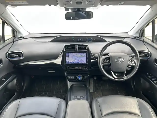 トヨタ プリウス S ツーリングセレクション 群馬県 2019(令1)年 4.9万km アティチュードブラックマイカ 純正9インチSDナビ　（NSZT-Y68T）/ CD、DVD、BTオーディオ、SD、MSV、フルセグTV/トヨタセーフティセンス/・プリクラッシュセーフティ/・レーンディパーチャーアラート/・オートマチックハイビーム/・レーダークルーズコントロール/レザーシート/D/N席シートヒーター/ビルトインETC/プッシュスタート/ステアリングスイッチ/純正ドアバイザー/純正フロアマット/純正17インチアルミホイール/F/Rコーナーセンサー/LEDヘッドライト/LEDフォグ/保証書/取扱説明書/スペアーキー１本