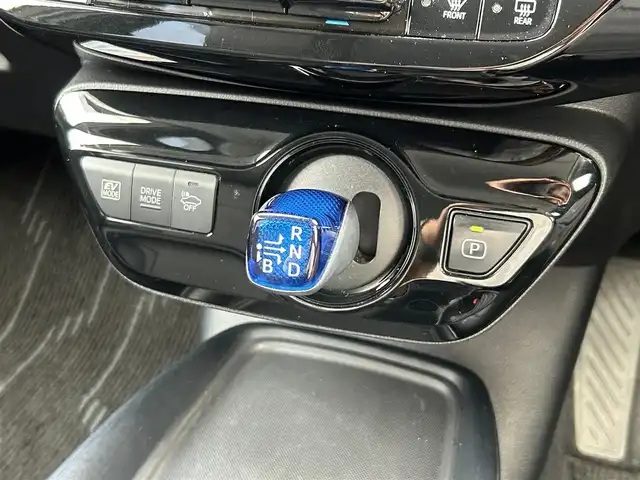 トヨタ プリウス S ツーリングセレクション 群馬県 2019(令1)年 4.9万km アティチュードブラックマイカ 純正9インチSDナビ　（NSZT-Y68T）/ CD、DVD、BTオーディオ、SD、MSV、フルセグTV/トヨタセーフティセンス/・プリクラッシュセーフティ/・レーンディパーチャーアラート/・オートマチックハイビーム/・レーダークルーズコントロール/レザーシート/D/N席シートヒーター/ビルトインETC/プッシュスタート/ステアリングスイッチ/純正ドアバイザー/純正フロアマット/純正17インチアルミホイール/F/Rコーナーセンサー/LEDヘッドライト/LEDフォグ/保証書/取扱説明書/スペアーキー１本
