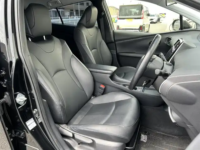 トヨタ プリウス S ツーリングセレクション 群馬県 2019(令1)年 4.9万km アティチュードブラックマイカ 純正9インチSDナビ　（NSZT-Y68T）/ CD、DVD、BTオーディオ、SD、MSV、フルセグTV/トヨタセーフティセンス/・プリクラッシュセーフティ/・レーンディパーチャーアラート/・オートマチックハイビーム/・レーダークルーズコントロール/レザーシート/D/N席シートヒーター/ビルトインETC/プッシュスタート/ステアリングスイッチ/純正ドアバイザー/純正フロアマット/純正17インチアルミホイール/F/Rコーナーセンサー/LEDヘッドライト/LEDフォグ/保証書/取扱説明書/スペアーキー１本