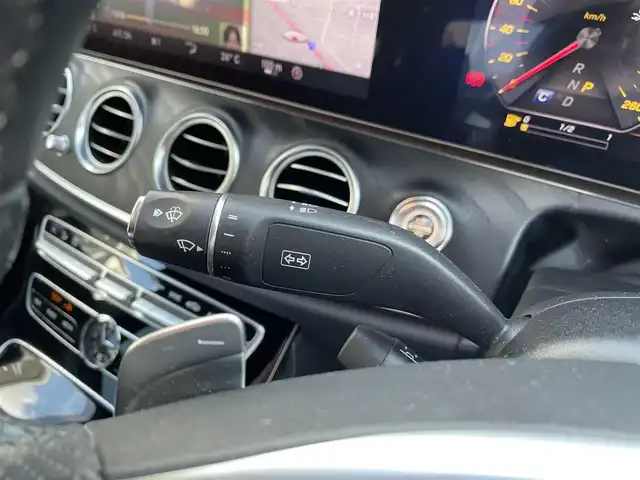 メルセデス・ベンツ Ｅ２５０ アバンギャルド スポーツ 三重県 2017(平29)年 10.7万km ポーラホワイト 登録時106832km/黒革シート/ブルメスター/禁煙車/純正ナビ/（AM/FM/TV）/ワンセグＴＶ/アラウンドビューモニター/ＥＴＣ/レーダークルーズコントロール/ステアリングスイッチ/パドルシフト/シートメモリー/シートヒーター/パワーシート/パワーバックドア/衝突軽減システム/車線逸脱防止/ＢＳＭ/コーナーセンサー/オートライト/プッシュスタート/純正フロアマット/純正19インチアルミ