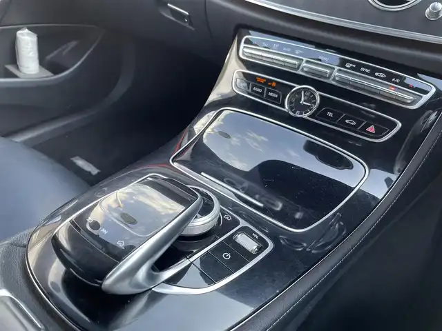 メルセデス・ベンツ Ｅ２５０ アバンギャルド スポーツ 三重県 2017(平29)年 10.7万km ポーラホワイト 登録時106832km/黒革シート/ブルメスター/禁煙車/純正ナビ/（AM/FM/TV）/ワンセグＴＶ/アラウンドビューモニター/ＥＴＣ/レーダークルーズコントロール/ステアリングスイッチ/パドルシフト/シートメモリー/シートヒーター/パワーシート/パワーバックドア/衝突軽減システム/車線逸脱防止/ＢＳＭ/コーナーセンサー/オートライト/プッシュスタート/純正フロアマット/純正19インチアルミ