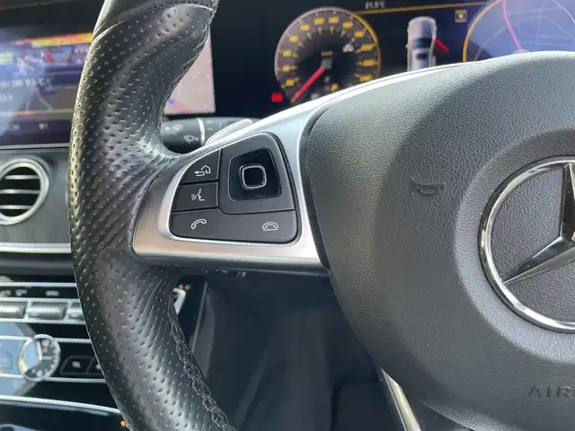 メルセデス・ベンツ Ｅ２５０ アバンギャルド スポーツ 三重県 2017(平29)年 10.7万km ポーラホワイト 登録時106832km/黒革シート/ブルメスター/禁煙車/純正ナビ/（AM/FM/TV）/ワンセグＴＶ/アラウンドビューモニター/ＥＴＣ/レーダークルーズコントロール/ステアリングスイッチ/パドルシフト/シートメモリー/シートヒーター/パワーシート/パワーバックドア/衝突軽減システム/車線逸脱防止/ＢＳＭ/コーナーセンサー/オートライト/プッシュスタート/純正フロアマット/純正19インチアルミ