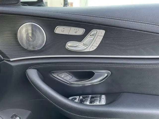 メルセデス・ベンツ Ｅ２５０ アバンギャルド スポーツ 三重県 2017(平29)年 10.7万km ポーラホワイト 登録時106832km/黒革シート/ブルメスター/禁煙車/純正ナビ/（AM/FM/TV）/ワンセグＴＶ/アラウンドビューモニター/ＥＴＣ/レーダークルーズコントロール/ステアリングスイッチ/パドルシフト/シートメモリー/シートヒーター/パワーシート/パワーバックドア/衝突軽減システム/車線逸脱防止/ＢＳＭ/コーナーセンサー/オートライト/プッシュスタート/純正フロアマット/純正19インチアルミ