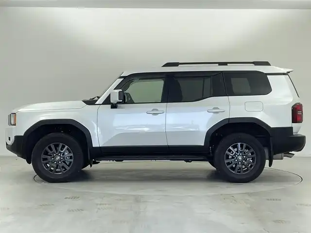 トヨタ ランドクルーザー ２５０ VX 群馬県 2024(令6)年 1.6万km プラチナホワイトパールマイカ 丸目型LEDヘッドランプ/―――――――――/ムーンルーフ/12.3インチディスプレイオーディオPlus/（フルセグTV/BT/Miracast/USB/AM/FM）/パノラミックビューモニター/デジタルインナーミラー/前後方ドライブレコーダー/前席シートヒーター/シートベンチレーション/トヨタセーフティセンス/・プリクラッシュセーフティ/・レーントレーシングアシスト/・レーダークルーズコントロール/・アダプティブハイビーム/・ロードサインアシスト/・プロアクティブドライビングアシスト/ブラインドスポットモニター/安心降車アシスト/パワーバックドア