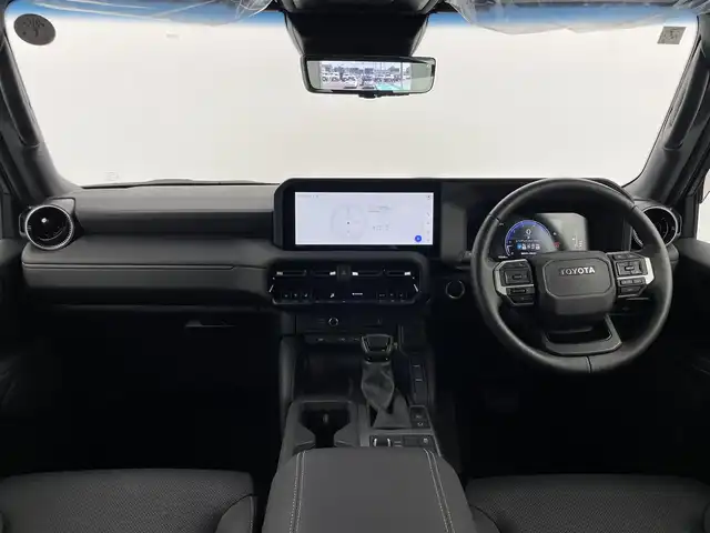 トヨタ ランドクルーザー ２５０ VX 群馬県 2024(令6)年 1.6万km プラチナホワイトパールマイカ 丸目型LEDヘッドランプ/―――――――――/ムーンルーフ/12.3インチディスプレイオーディオPlus/（フルセグTV/BT/Miracast/USB/AM/FM）/パノラミックビューモニター/デジタルインナーミラー/前後方ドライブレコーダー/前席シートヒーター/シートベンチレーション/トヨタセーフティセンス/・プリクラッシュセーフティ/・レーントレーシングアシスト/・レーダークルーズコントロール/・アダプティブハイビーム/・ロードサインアシスト/・プロアクティブドライビングアシスト/ブラインドスポットモニター/安心降車アシスト/パワーバックドア