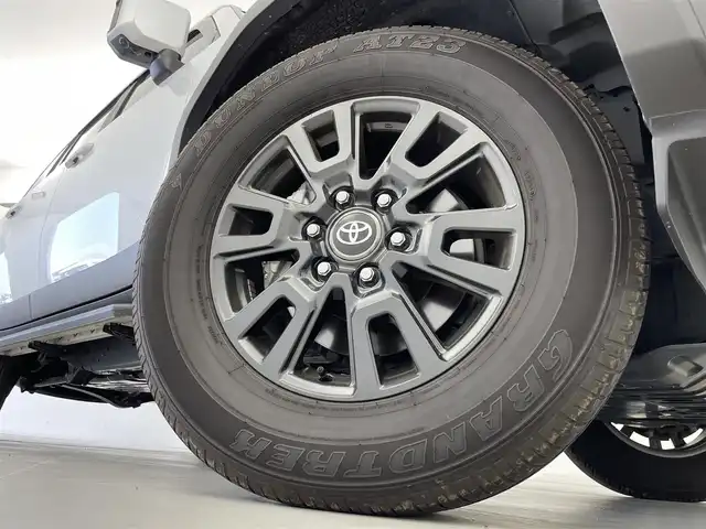 トヨタ ランドクルーザー ２５０ VX 群馬県 2024(令6)年 1.6万km プラチナホワイトパールマイカ 丸目型LEDヘッドランプ/―――――――――/ムーンルーフ/12.3インチディスプレイオーディオPlus/（フルセグTV/BT/Miracast/USB/AM/FM）/パノラミックビューモニター/デジタルインナーミラー/前後方ドライブレコーダー/前席シートヒーター/シートベンチレーション/トヨタセーフティセンス/・プリクラッシュセーフティ/・レーントレーシングアシスト/・レーダークルーズコントロール/・アダプティブハイビーム/・ロードサインアシスト/・プロアクティブドライビングアシスト/ブラインドスポットモニター/安心降車アシスト/パワーバックドア