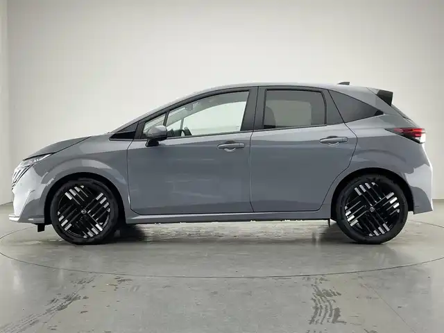 日産 オーラ G 愛知県 2024(令6)年 0.3万km グレー 純正９型ナビ　ＢＯＳＥ　プロパイロット　全方位カメラ　デジタルインナーミラー　ＨＤＭＩ　ワイヤレス充電　ＥＴＣ２．０　衝突軽減　追従クルコン　ＢＳＭ　黒ハーフレザー　フルセグ　パワーシート　純正ＡＷ