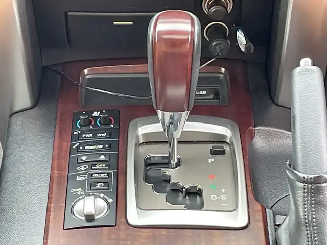 トヨタ ランドクルーザー ZX ブルーノクロス 千葉県 2014(平26)年 4.3万km ブラック フリップダウンモニター/サンルーフ/レザーシート/純正HDDナビ/(AM/FM/DVD/CD/BT)/全周囲カメラ/デジタルインナーミラー/パーキングアシスト/衝突被害軽減システム/バック・フロント・サイドカメラ/横滑り防止装置/ETC/LEDヘッドライト/フォグランプ/オートライト/ウィンカーミラー/電動格納ミラー/純正20インチAW/シートヒーター/エアシート/シートリフター/ステアリングヒーター/エアサス/ウッドステアリング/冷蔵庫/プッシュスタート/スマートキー/ドアバイザー/フロアマット/スペアキー/取扱説明書