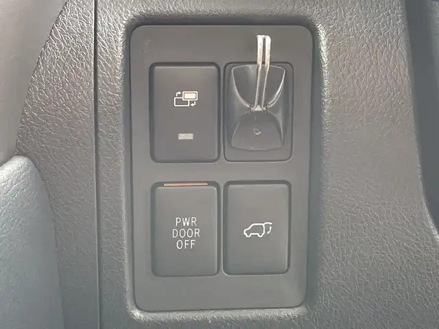 トヨタ ランドクルーザー ZX ブルーノクロス 千葉県 2014(平26)年 4.3万km ブラック フリップダウンモニター/サンルーフ/レザーシート/純正HDDナビ/(AM/FM/DVD/CD/BT)/全周囲カメラ/デジタルインナーミラー/パーキングアシスト/衝突被害軽減システム/バック・フロント・サイドカメラ/横滑り防止装置/ETC/LEDヘッドライト/フォグランプ/オートライト/ウィンカーミラー/電動格納ミラー/純正20インチAW/シートヒーター/エアシート/シートリフター/ステアリングヒーター/エアサス/ウッドステアリング/冷蔵庫/プッシュスタート/スマートキー/ドアバイザー/フロアマット/スペアキー/取扱説明書