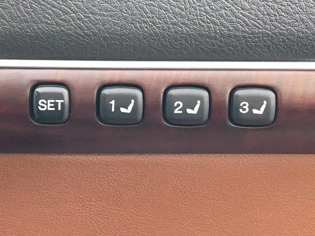 トヨタ ランドクルーザー ZX ブルーノクロス 千葉県 2014(平26)年 4.3万km ブラック フリップダウンモニター/サンルーフ/レザーシート/純正HDDナビ/(AM/FM/DVD/CD/BT)/全周囲カメラ/デジタルインナーミラー/パーキングアシスト/衝突被害軽減システム/バック・フロント・サイドカメラ/横滑り防止装置/ETC/LEDヘッドライト/フォグランプ/オートライト/ウィンカーミラー/電動格納ミラー/純正20インチAW/シートヒーター/エアシート/シートリフター/ステアリングヒーター/エアサス/ウッドステアリング/冷蔵庫/プッシュスタート/スマートキー/ドアバイザー/フロアマット/スペアキー/取扱説明書