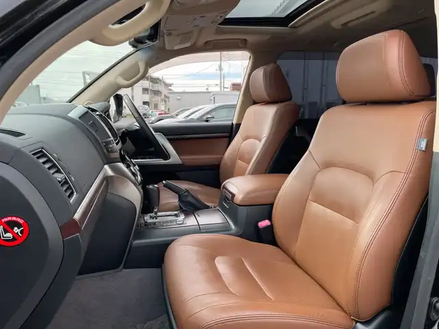 トヨタ ランドクルーザー ZX ブルーノクロス 千葉県 2014(平26)年 4.3万km ブラック フリップダウンモニター/サンルーフ/レザーシート/純正HDDナビ/(AM/FM/DVD/CD/BT)/全周囲カメラ/デジタルインナーミラー/パーキングアシスト/衝突被害軽減システム/バック・フロント・サイドカメラ/横滑り防止装置/ETC/LEDヘッドライト/フォグランプ/オートライト/ウィンカーミラー/電動格納ミラー/純正20インチAW/シートヒーター/エアシート/シートリフター/ステアリングヒーター/エアサス/ウッドステアリング/冷蔵庫/プッシュスタート/スマートキー/ドアバイザー/フロアマット/スペアキー/取扱説明書