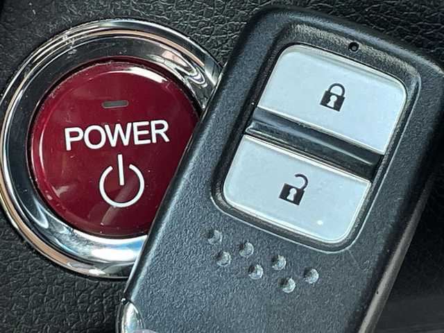 ホンダ ヴェゼル ハイブリッド Z 奈良県 2014(平26)年 9.5万km ホワイトオーキッドパール 【(株)IDOMが運営する　じしゃロン奈良店　の自社ローン対象車両になります。こちらは現金ご利用時の価格です。自社ローンご希望の方は別途その旨お申付け下さい。】