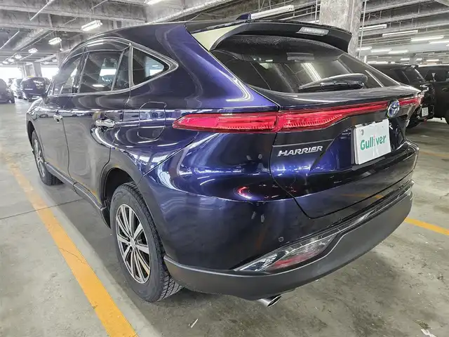 トヨタ ハリアー ハイブリッド G 福岡県 2021(令3)年 8.6万km ダークブルーマイカ 純正8型ディスプレイ/パワーバックドア/バックカメラ/ビルトインETC2.0/ドライブレコーダー/レーダークルーズコントロール/クリアランスソナー/セーフティセンス/・衝突被害軽減ブレーキ/・車線逸脱防止支援/・アダプティブハイビームシステム/・標識認識/LEDヘッドランプ/革巻きステアリング/ステアリングスイッチ/ハーフレザーシート/運転席パワーシート/社外17インチAWスタッドレスタイヤ/純正ホイール積込/スマートキー/プッシュエンジンスタート/禁煙車