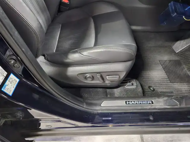 トヨタ ハリアー ハイブリッド G 福岡県 2021(令3)年 8.6万km ダークブルーマイカ 純正8型ディスプレイ/パワーバックドア/バックカメラ/ビルトインETC2.0/ドライブレコーダー/レーダークルーズコントロール/クリアランスソナー/セーフティセンス/・衝突被害軽減ブレーキ/・車線逸脱防止支援/・アダプティブハイビームシステム/・標識認識/LEDヘッドランプ/革巻きステアリング/ステアリングスイッチ/ハーフレザーシート/運転席パワーシート/社外17インチAWスタッドレスタイヤ/純正ホイール積込/スマートキー/プッシュエンジンスタート/禁煙車