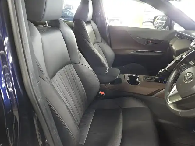 トヨタ ハリアー ハイブリッド G 福岡県 2021(令3)年 8.6万km ダークブルーマイカ 純正8型ディスプレイ/パワーバックドア/バックカメラ/ビルトインETC2.0/ドライブレコーダー/レーダークルーズコントロール/クリアランスソナー/セーフティセンス/・衝突被害軽減ブレーキ/・車線逸脱防止支援/・アダプティブハイビームシステム/・標識認識/LEDヘッドランプ/革巻きステアリング/ステアリングスイッチ/ハーフレザーシート/運転席パワーシート/社外17インチAWスタッドレスタイヤ/純正ホイール積込/スマートキー/プッシュエンジンスタート/禁煙車