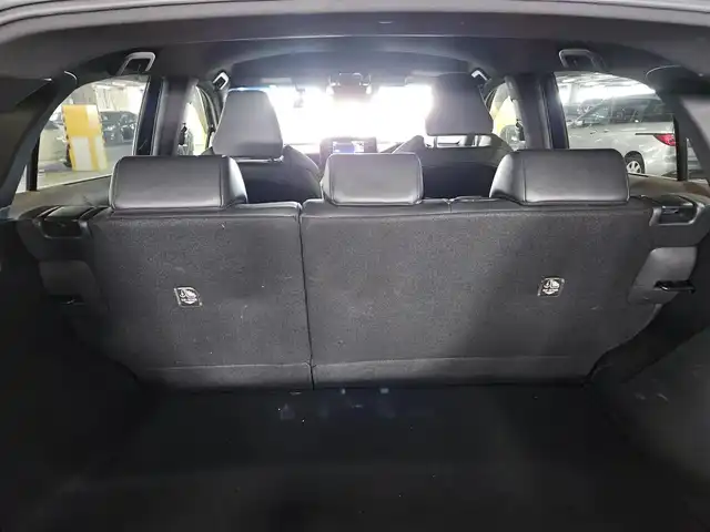 トヨタ ハリアー ハイブリッド G 福岡県 2021(令3)年 8.6万km ダークブルーマイカ 純正8型ディスプレイ/パワーバックドア/バックカメラ/ビルトインETC2.0/ドライブレコーダー/レーダークルーズコントロール/クリアランスソナー/セーフティセンス/・衝突被害軽減ブレーキ/・車線逸脱防止支援/・アダプティブハイビームシステム/・標識認識/LEDヘッドランプ/革巻きステアリング/ステアリングスイッチ/ハーフレザーシート/運転席パワーシート/社外17インチAWスタッドレスタイヤ/純正ホイール積込/スマートキー/プッシュエンジンスタート/禁煙車