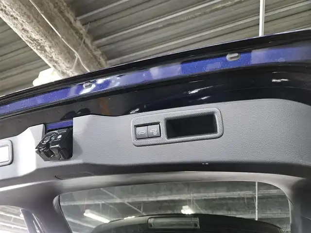 トヨタ ハリアー ハイブリッド G 福岡県 2021(令3)年 8.6万km ダークブルーマイカ 純正8型ディスプレイ/パワーバックドア/バックカメラ/ビルトインETC2.0/ドライブレコーダー/レーダークルーズコントロール/クリアランスソナー/セーフティセンス/・衝突被害軽減ブレーキ/・車線逸脱防止支援/・アダプティブハイビームシステム/・標識認識/LEDヘッドランプ/革巻きステアリング/ステアリングスイッチ/ハーフレザーシート/運転席パワーシート/社外17インチAWスタッドレスタイヤ/純正ホイール積込/スマートキー/プッシュエンジンスタート/禁煙車