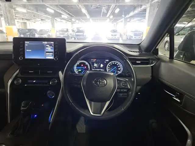 トヨタ ハリアー ハイブリッド G 福岡県 2021(令3)年 8.6万km ダークブルーマイカ 純正8型ディスプレイ/パワーバックドア/バックカメラ/ビルトインETC2.0/ドライブレコーダー/レーダークルーズコントロール/クリアランスソナー/セーフティセンス/・衝突被害軽減ブレーキ/・車線逸脱防止支援/・アダプティブハイビームシステム/・標識認識/LEDヘッドランプ/革巻きステアリング/ステアリングスイッチ/ハーフレザーシート/運転席パワーシート/社外17インチAWスタッドレスタイヤ/純正ホイール積込/スマートキー/プッシュエンジンスタート/禁煙車
