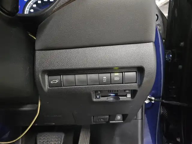 トヨタ ハリアー ハイブリッド G 福岡県 2021(令3)年 8.6万km ダークブルーマイカ 純正8型ディスプレイ/パワーバックドア/バックカメラ/ビルトインETC2.0/ドライブレコーダー/レーダークルーズコントロール/クリアランスソナー/セーフティセンス/・衝突被害軽減ブレーキ/・車線逸脱防止支援/・アダプティブハイビームシステム/・標識認識/LEDヘッドランプ/革巻きステアリング/ステアリングスイッチ/ハーフレザーシート/運転席パワーシート/社外17インチAWスタッドレスタイヤ/純正ホイール積込/スマートキー/プッシュエンジンスタート/禁煙車