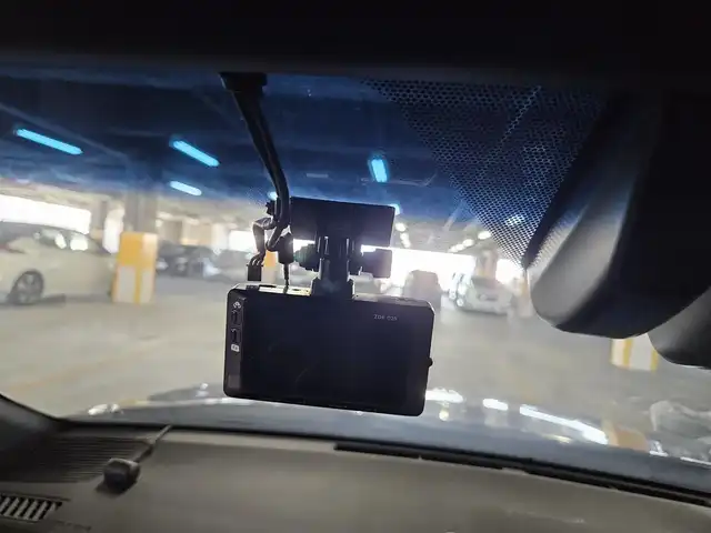 トヨタ ハリアー ハイブリッド G 福岡県 2021(令3)年 8.6万km ダークブルーマイカ 純正8型ディスプレイ/パワーバックドア/バックカメラ/ビルトインETC2.0/ドライブレコーダー/レーダークルーズコントロール/クリアランスソナー/セーフティセンス/・衝突被害軽減ブレーキ/・車線逸脱防止支援/・アダプティブハイビームシステム/・標識認識/LEDヘッドランプ/革巻きステアリング/ステアリングスイッチ/ハーフレザーシート/運転席パワーシート/社外17インチAWスタッドレスタイヤ/純正ホイール積込/スマートキー/プッシュエンジンスタート/禁煙車