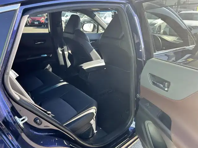 トヨタ ハリアー ハイブリッド G 福岡県 2021(令3)年 8.6万km ダークブルーマイカ 純正8型ディスプレイ/パワーバックドア/バックカメラ/ビルトインETC2.0/ドライブレコーダー/レーダークルーズコントロール/クリアランスソナー/セーフティセンス/・衝突被害軽減ブレーキ/・車線逸脱防止支援/・アダプティブハイビームシステム/・標識認識/LEDヘッドランプ/革巻きステアリング/ステアリングスイッチ/ハーフレザーシート/運転席パワーシート/社外17インチAWスタッドレスタイヤ/純正ホイール積込/スマートキー/プッシュエンジンスタート/禁煙車