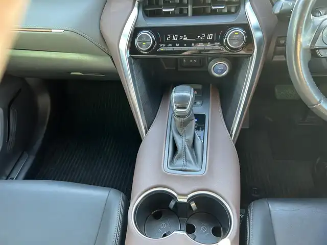 トヨタ ハリアー ハイブリッド G 福岡県 2021(令3)年 8.6万km ダークブルーマイカ 純正8型ディスプレイ/パワーバックドア/バックカメラ/ビルトインETC2.0/ドライブレコーダー/レーダークルーズコントロール/クリアランスソナー/セーフティセンス/・衝突被害軽減ブレーキ/・車線逸脱防止支援/・アダプティブハイビームシステム/・標識認識/LEDヘッドランプ/革巻きステアリング/ステアリングスイッチ/ハーフレザーシート/運転席パワーシート/社外17インチAWスタッドレスタイヤ/純正ホイール積込/スマートキー/プッシュエンジンスタート/禁煙車