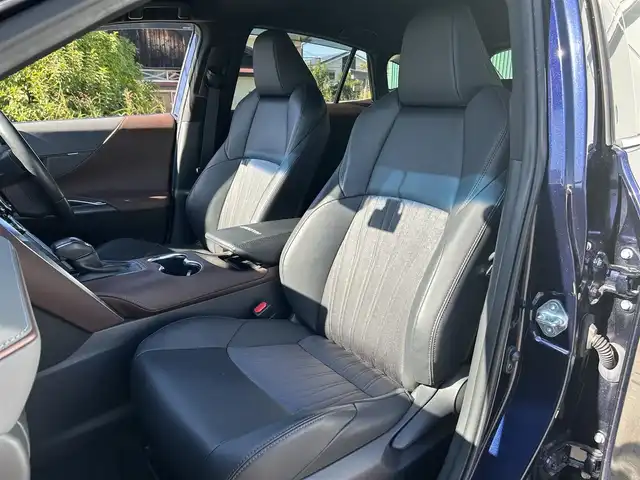 トヨタ ハリアー ハイブリッド G 福岡県 2021(令3)年 8.6万km ダークブルーマイカ 純正8型ディスプレイ/パワーバックドア/バックカメラ/ビルトインETC2.0/ドライブレコーダー/レーダークルーズコントロール/クリアランスソナー/セーフティセンス/・衝突被害軽減ブレーキ/・車線逸脱防止支援/・アダプティブハイビームシステム/・標識認識/LEDヘッドランプ/革巻きステアリング/ステアリングスイッチ/ハーフレザーシート/運転席パワーシート/社外17インチAWスタッドレスタイヤ/純正ホイール積込/スマートキー/プッシュエンジンスタート/禁煙車