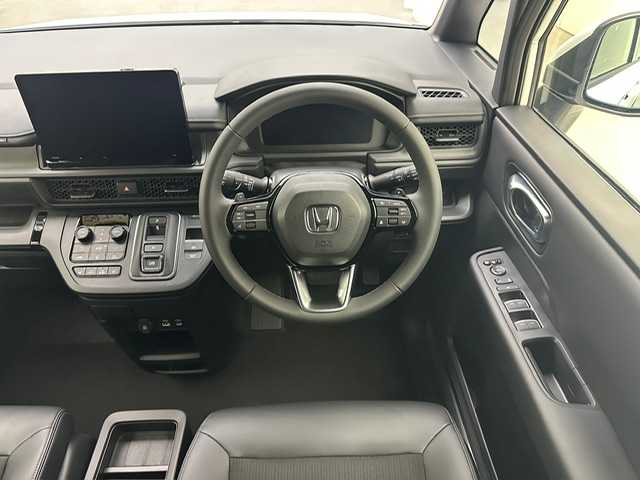 ホンダ ステップワゴン スパーダ eHEV 兵庫県 2025(令7)年 0.1千km プラチナホワイトパール 登録済未使用車/純正１１．４インチメモリナビ　（LXM-247VFLI）/（FM/AM、CD、DVD、BT、フルセグ）/純正１５．６インチ後席モニター/両側パワースライドドア/バックカメラ/レーダークルーズコントロール/パドルシフト/ホンダセンシング/ホンダコネクト/プッシュスタート/電動格納ミラー/ウィンカーミラー/ハーフレザーシート/シートヒーター（D/N席）/パワーバックドア/BSM/オットマン/LEDヘッドライト/LEDフォグランプ/オートライト/純正１６インチAW/本革巻ステアリングホイール/スマートキー×２