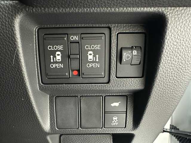 ホンダ ステップワゴン スパーダ eHEV 兵庫県 2025(令7)年 0.1千km プラチナホワイトパール 登録済未使用車/純正１１．４インチメモリナビ　（LXM-247VFLI）/（FM/AM、CD、DVD、BT、フルセグ）/純正１５．６インチ後席モニター/両側パワースライドドア/バックカメラ/レーダークルーズコントロール/パドルシフト/ホンダセンシング/ホンダコネクト/プッシュスタート/電動格納ミラー/ウィンカーミラー/ハーフレザーシート/シートヒーター（D/N席）/パワーバックドア/BSM/オットマン/LEDヘッドライト/LEDフォグランプ/オートライト/純正１６インチAW/本革巻ステアリングホイール/スマートキー×２