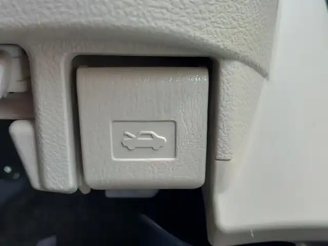 トヨタ シエンタ ハイブリッド G 東京都 2016(平28)年 7.7万km ホワイトパールクリスタルシャイン ワンオーナー/トヨタセーフティセンスC /・プリクラッシュセーフティ/・レーンディパーチャーアラート/・オートマチックハイビーム/プッシュスタート/社外ナビ/フルセグTV/ETC/ドライブレコーダー CS-11FH/両側パワースライドドア/シートヒーター/純正フロアマット/LEDヘッドライト/オートライト/フロントフォグランプ/ドアバイザー/スマートキー